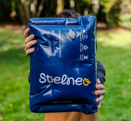 NEO MEDIUM-10 — emballage gonflable réutilisable Stelneo, vue 2/4 face, fond blanc